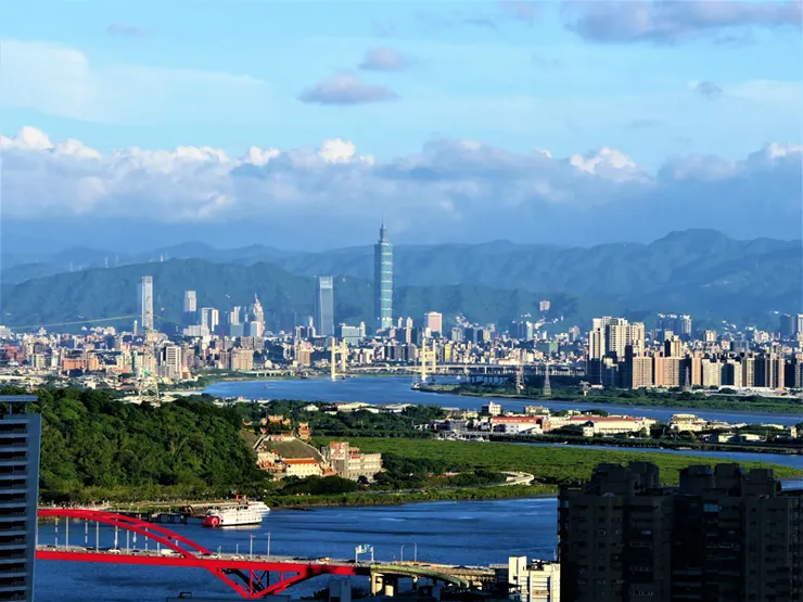 北54 鄉道視角與古康熙地圖相仿，可遠眺關渡大橋、淡水河和臺北101，欣賞山水臺北城真實風貌。