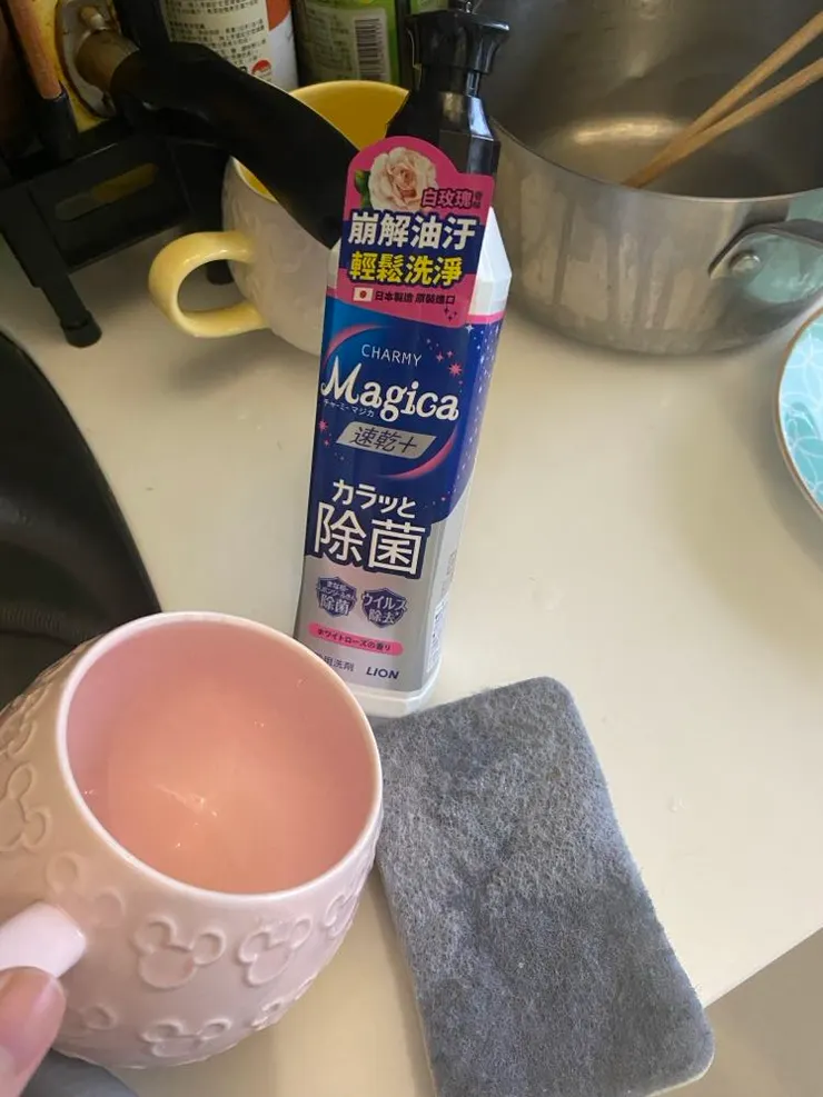 杯子上的污漬用Magica洗潔精輕輕一擦就乾淨了！
