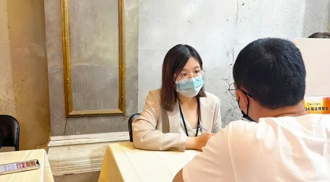 活動側拍，諮詢者非本文提及的E小姐