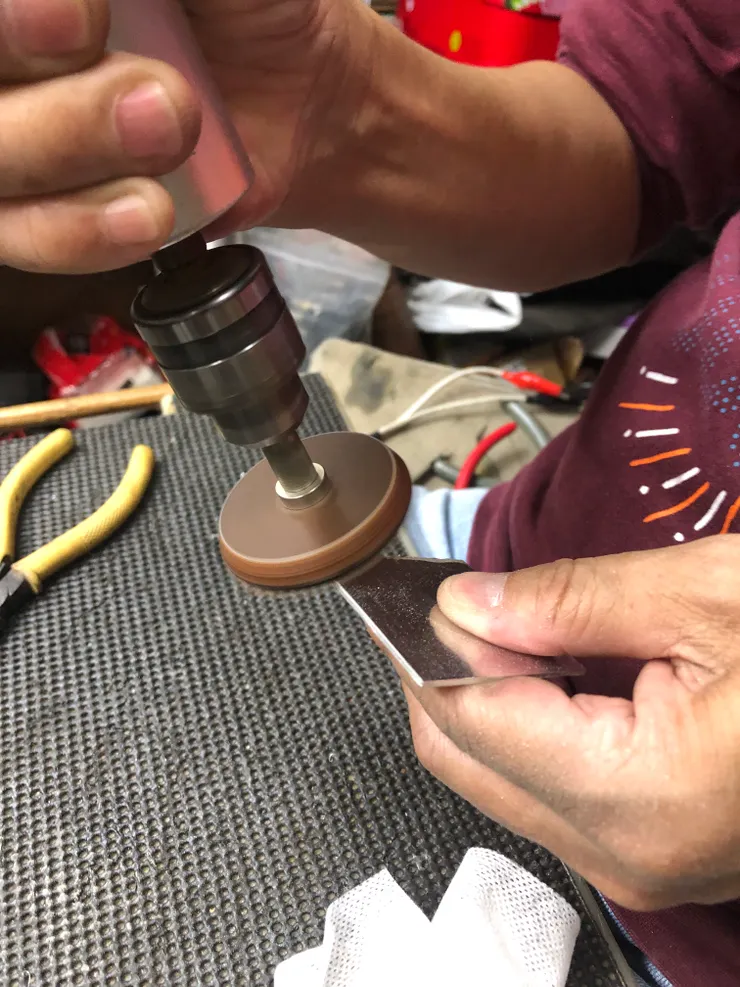 切割完成後,先將邊邊打磨平整,避免之後割傷