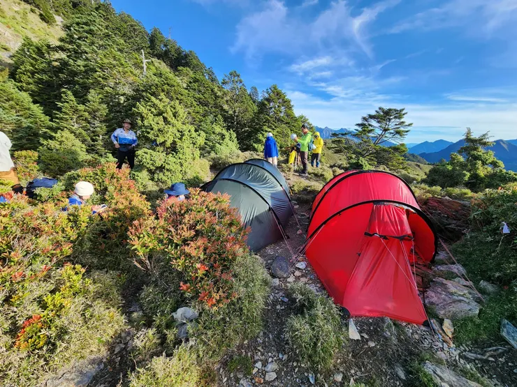 雲峰東峰營地(在此下重裝,輕裝前往遠的要死的雲峰)