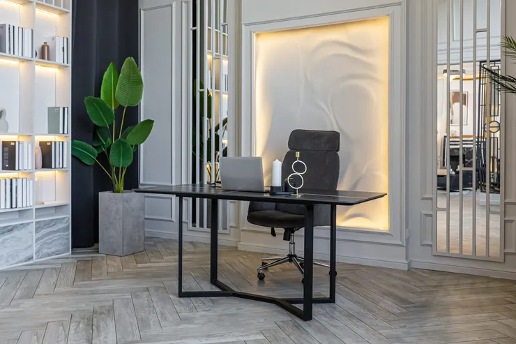 辦公室升降桌的挑選很有學問。請選擇單色或淺木紋面板、馬達運作聲音極小的款式。圖/123RF圖庫