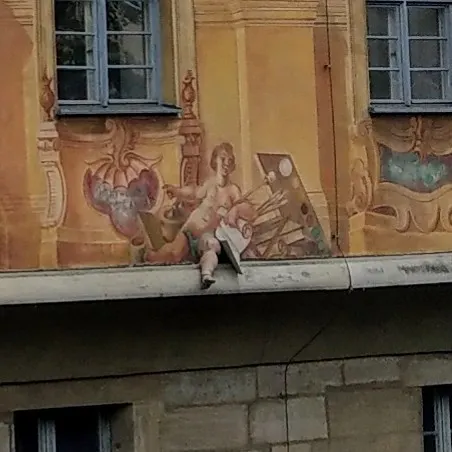 答案是小天使的肥腿是立體浮雕