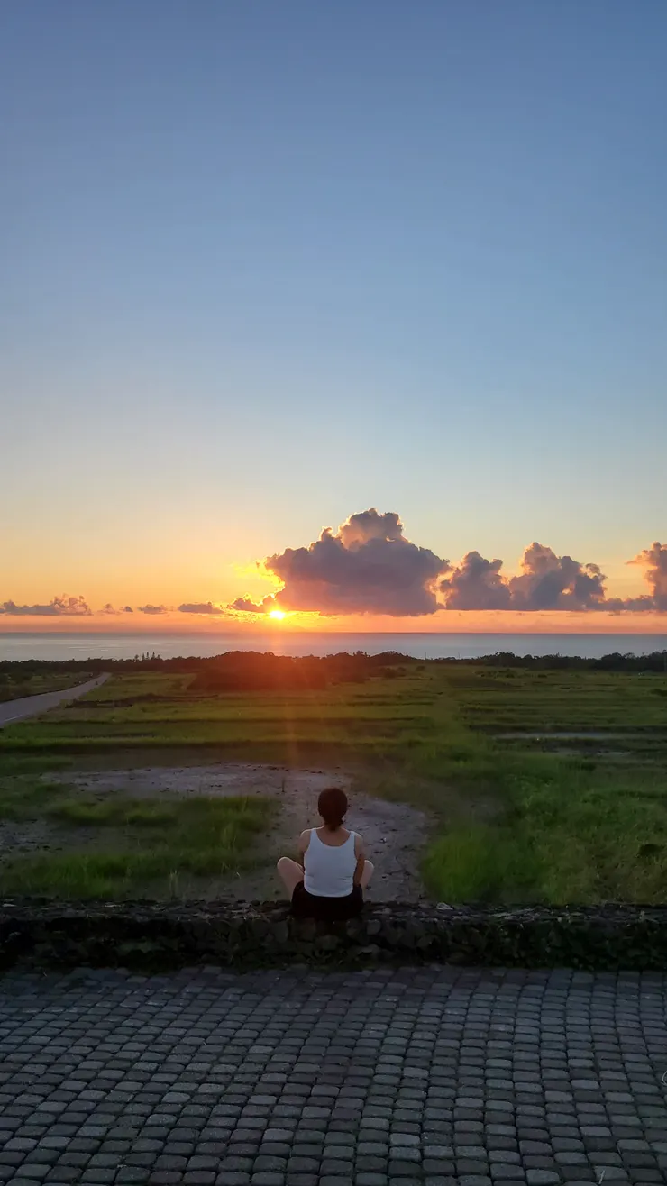 整片天空緩慢的有了粉、粉橘、淡紫、藍，難以描述的漸層色彩一點點變化，直到太陽在一片雲之後，已經升起，但被它遮住，我們就是在等待雲散日出的那一刻。