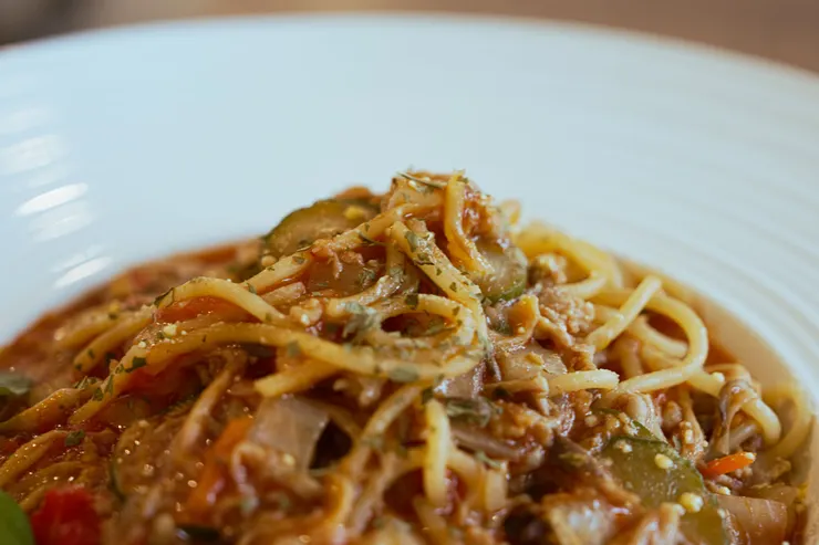 台東美食推薦😋/OA Restaurant 複合式餐廳:很Chill的背後,是一份用心🫂 #祝福花東🇹🇼 #義大利麵推薦 #肉醬 #焗烤麵包 #青醬 #我來開箱