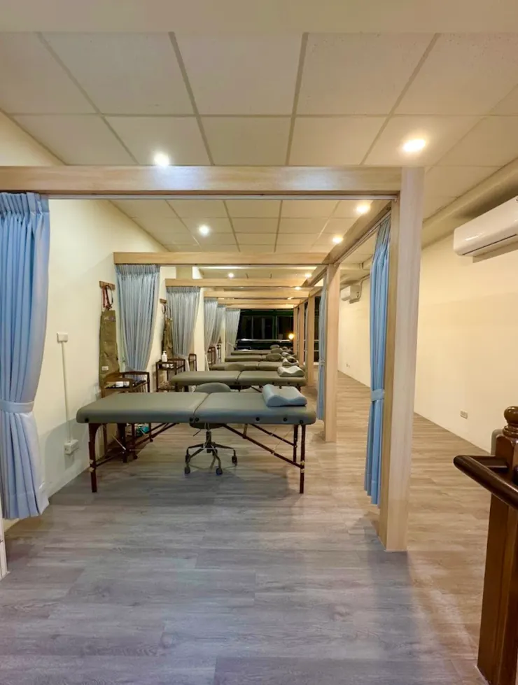 二樓放鬆區｜布簾圍合的床位，保持隱私與安靜。