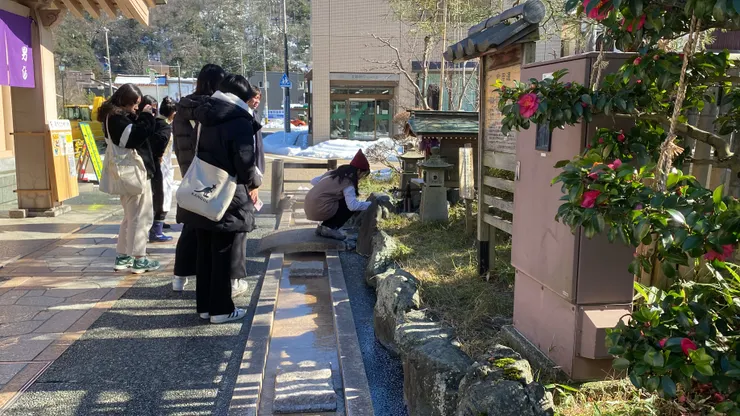 日本人就連去泡湯認識的朋友都可以一起組個會來主導社區營造,其實想想擅長組織跟團體行動的人無論在什麼環境下,都很會借團體的力量來達成個人目標;我覺得這就是個人主義社會中缺乏的要素