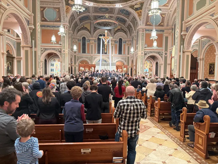 唱畢，觀眾們都起身鼓掌。