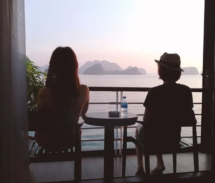 清晨坐在房間陽台，看著剛睡醒的下龍灣，她帶著迷濛色彩蠱惑著心甘情願到來的旅人。