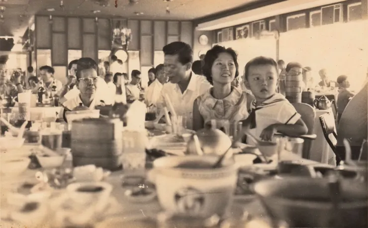 金娜麗納瓦餐廳內的氛圍（圖片來源：Chatdanai Rodp 發布於臉書社群 ภาพเก่าในอดีต）