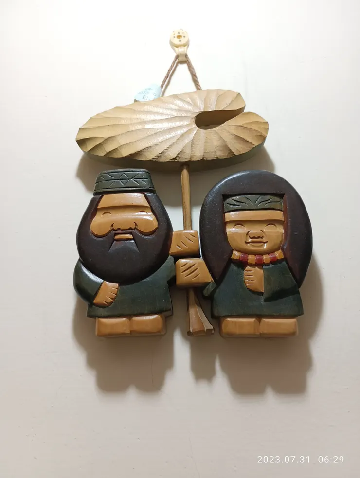 居廬，我底伴； 怎可不為她將耳墬子掛上，美她讚她一番