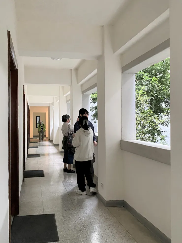 建築的梁柱系統，是設在走廊上