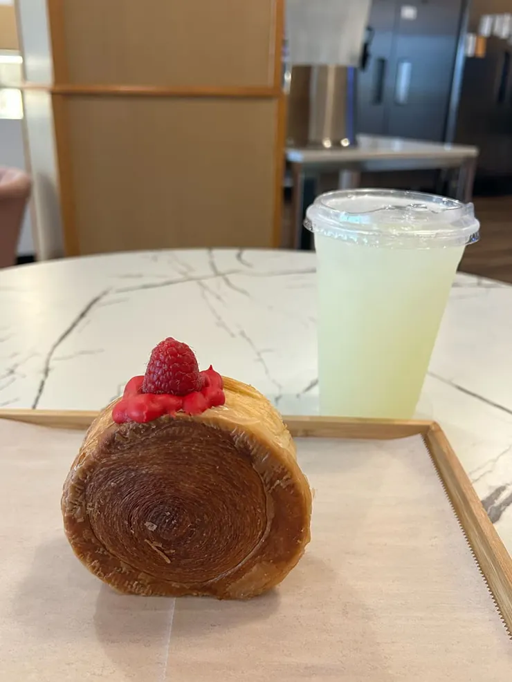 檸檬水和spiral croissant 共$13.29
