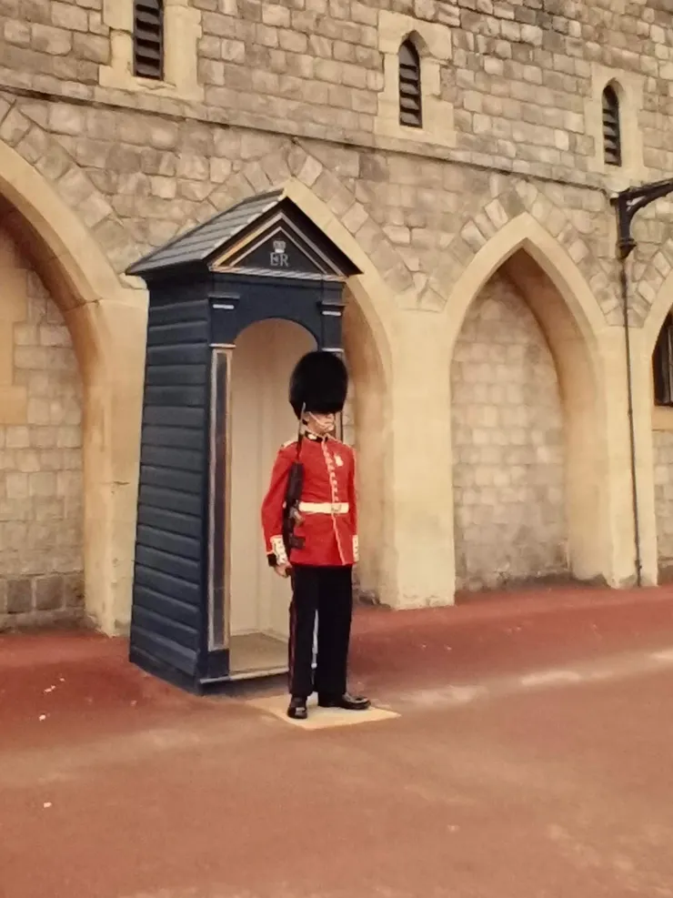 我總算在陳年的照片中找到一張當初在溫莎古堡拍到的衛兵