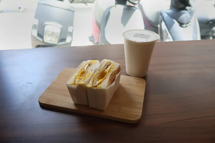 炭燒肉蛋吐司、良粟冬瓜露