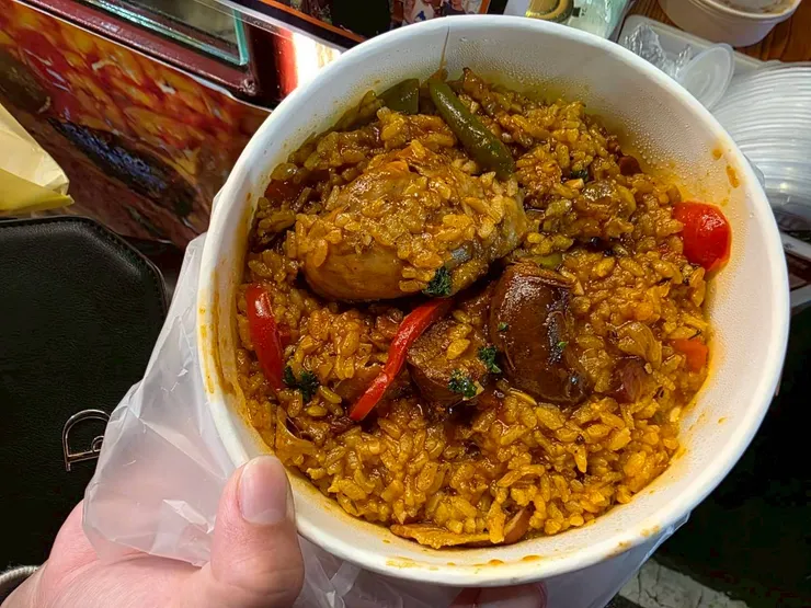 這次最驚豔的一家。 一份 $170,我覺得很可以。 份量兩人分食剛好,不會太佔胃,又能增加飽足感。 配料給得不手軟,包括煙燻培根、臘腸與雞腿肉,香氣濃郁、風味佳。 闆娘告知平時常駐在瑞豐夜市, 有興趣可以特地前往嚐鮮。 這家我個人會想回購。