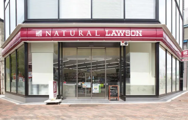 從大阪西區 Natural Lawson 酒紅色招牌分析租客階級與房產抗跌基因。