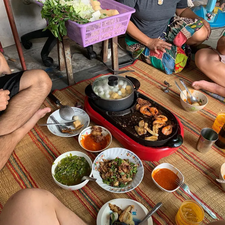 好幾年去拜訪泰國朋友，他找我跟他朋友一起坐在路邊吃東西，他們弄的是東北家鄉菜，左下綠色那盤是螞蟻蛋湯。