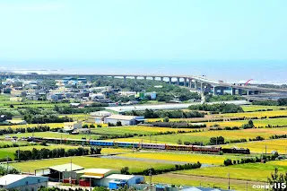 彩繪列車如同迷彩一樣隱身在地景中(6228次 苑裡=通霄)