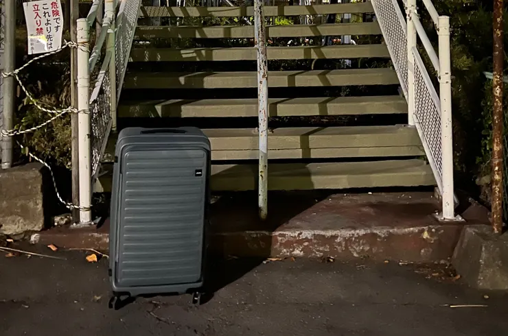 一個人在日本扛大件行李，看到會想哭的樓梯