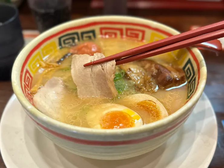 全部都有的配料包括有普通日式拉麵叉燒，以瘦肉為主