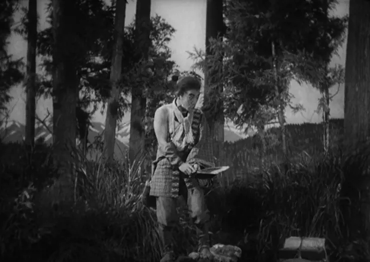 腳伕"說書"時站在石頭上，而左右各有一根樹幹限制畫面，腳伕在正中間