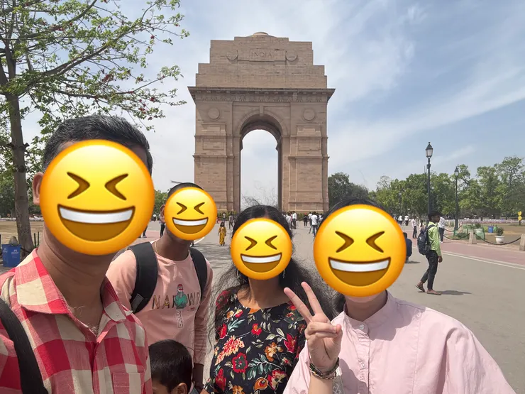 在印度門前和當地人合照😆