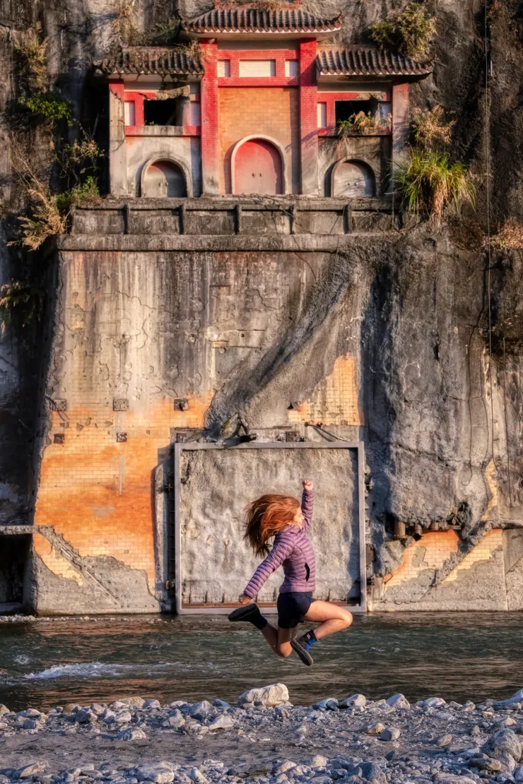 快到出口終於不用再過溪了！！YA！！