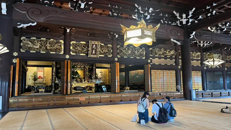 內陣與外陣合計多達 927畳的榻榻米，使這裡能容納無數信徒。