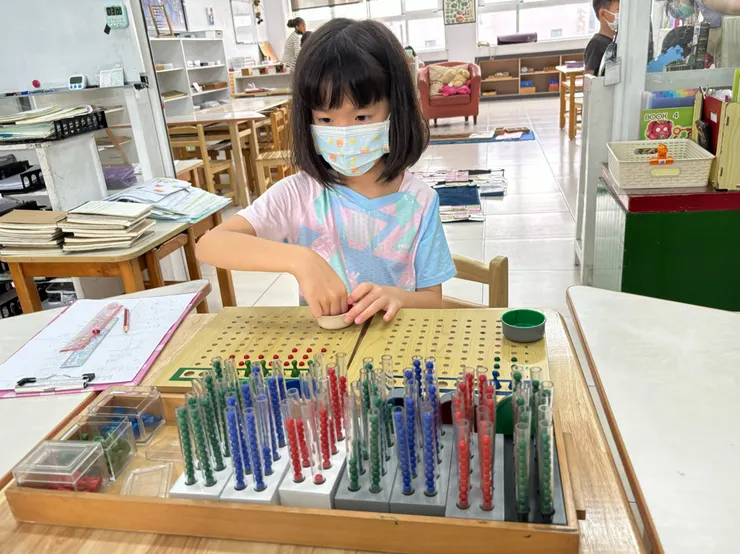 上華蒙特梭利小學在台南是一所獨特且充滿創意的實驗學校，提供從小學到高中完整的教育體系。這所學校自成立以來已有七年 介紹 