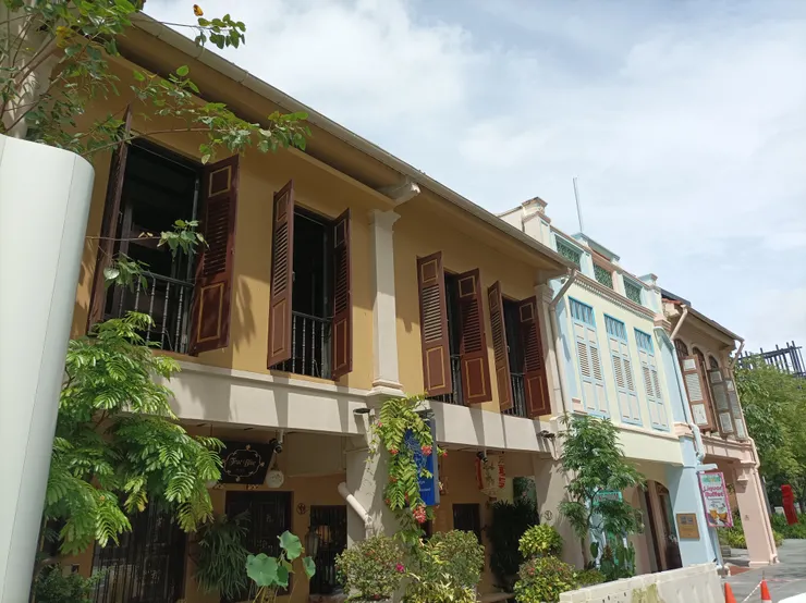 黃色這間是米之蓮娘惹菜餐廳，名字真宗