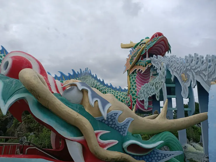 站在樓梯中間,往上拍巨龍,也好看!