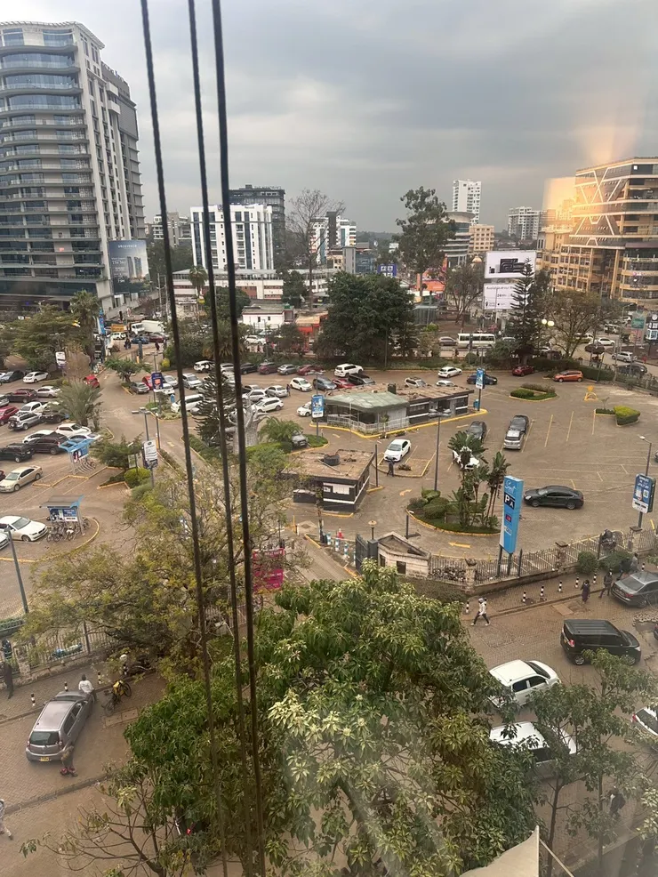 我就坐在窗邊看人走來走去