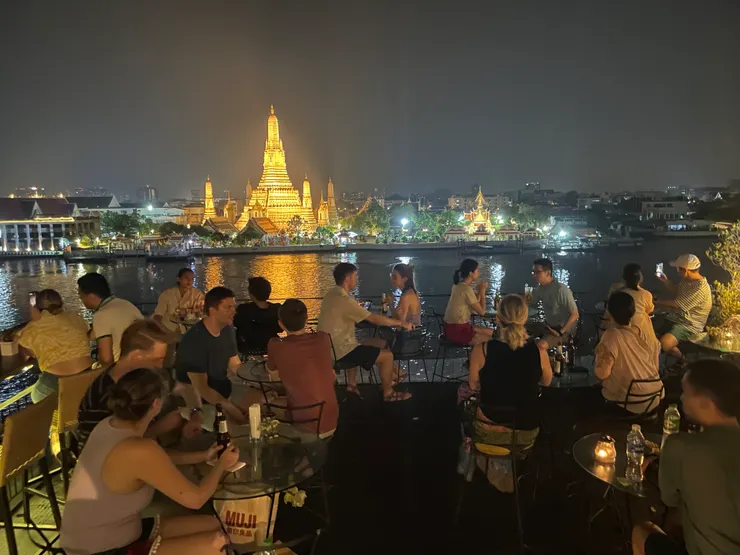 其實這間酒吧就在我們第一天住的飯店附近