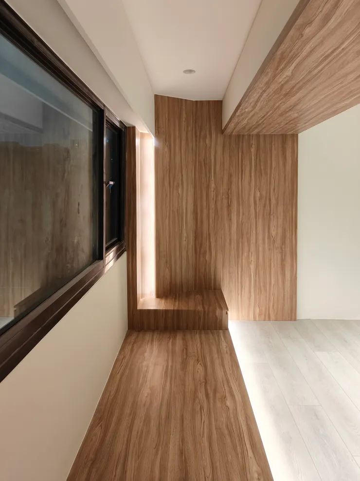 利用樑、天花、原有地板及架高地板的不同高度,做出層次感與空間區隔