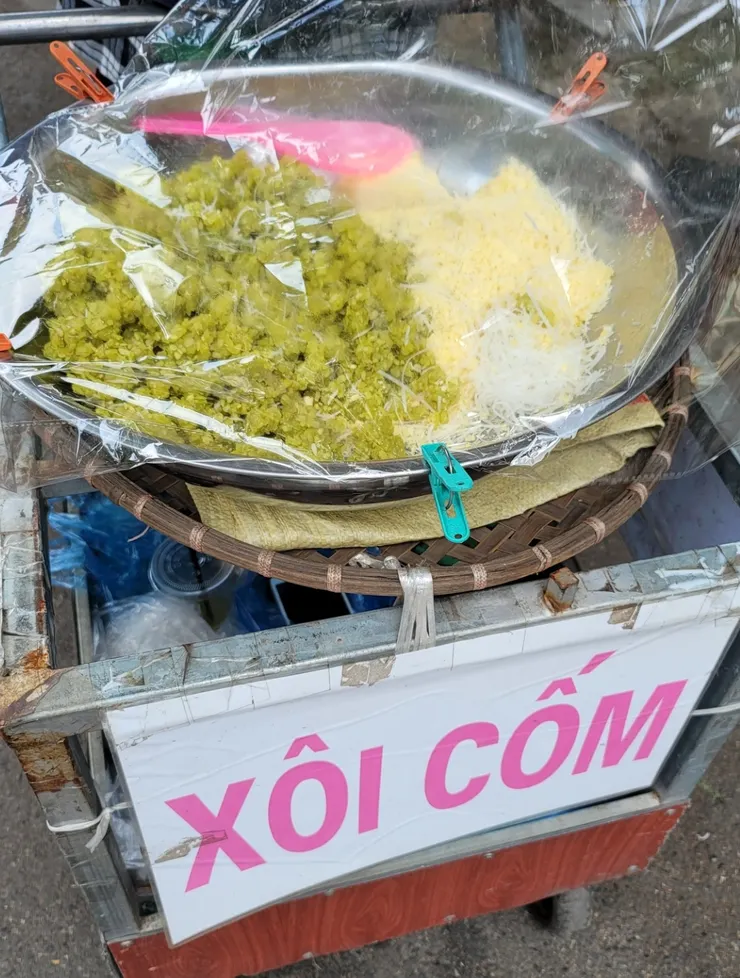 河內老城區的 Xôi Cốm 綠米+綠豆(黃)+椰蓉絲