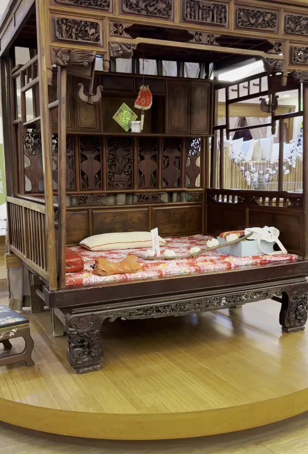 看到這床一直很好奇，以前的人是不是身材都很嬌小呀？