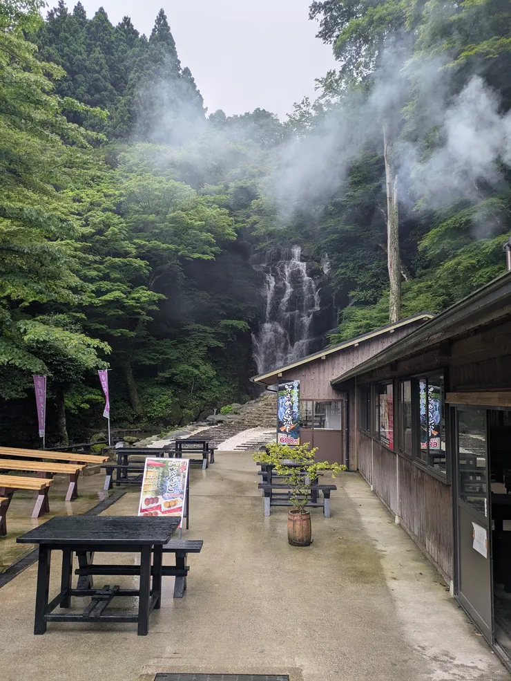 販賣炭火烤魚的商店在瀑布旁邊增添了復古氛圍