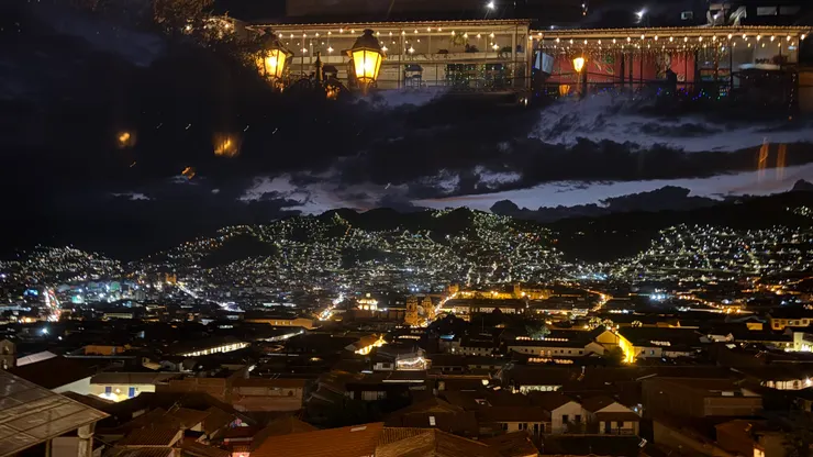 在San Blas的觀景台上，拍到玻璃反射的建築與夜景，像底片重曝一樣