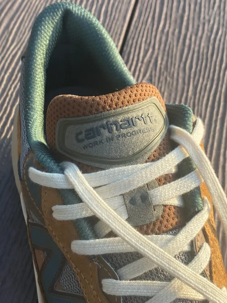 與眾不同的Carhartt WIP Logo在鞋舌上，用下方細緻的絨布襯托著