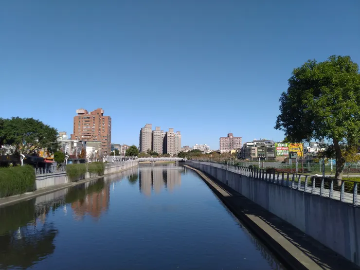 圖示：台灣桃園機場捷運的老街溪站旁，能看到老街溪流經中壢市區。圖片來源為張居隱：https://www.shutterstock.com/zh-Hant/image-photo/2351965765