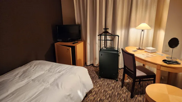 房間不大不小，對於獨旅的我算友善