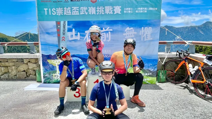 領完獎牌的我們。還有其他朋友們在路上努力著!