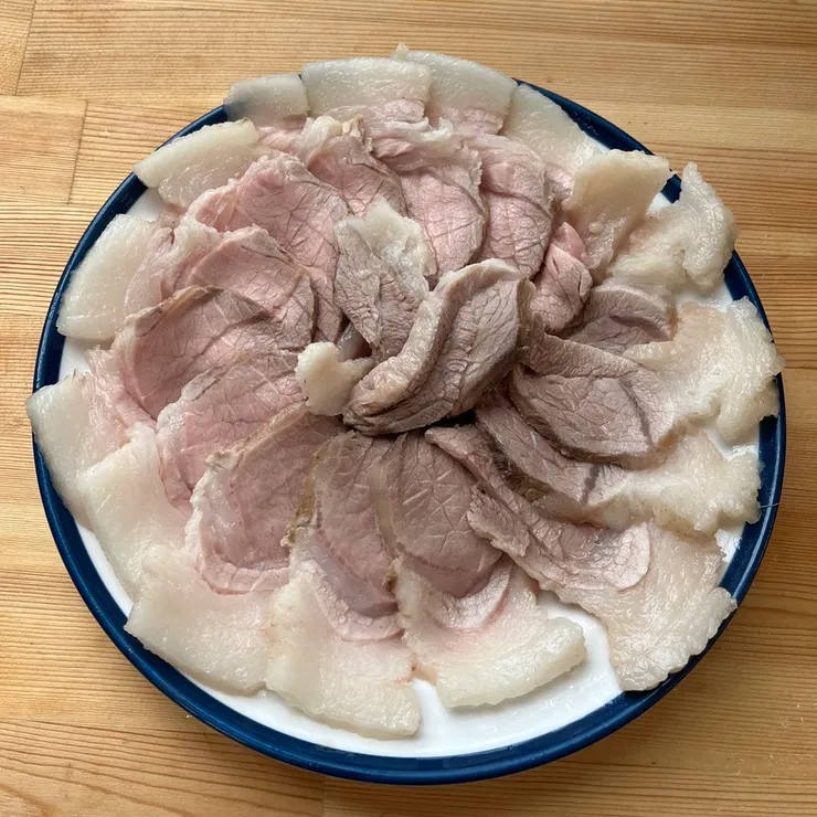 白肉的部份,好像沒拍到跟醬汁擺在一起的