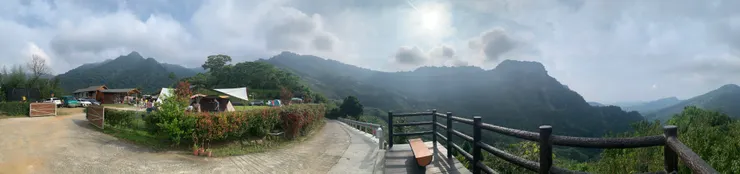 入口這一側的主要風景是一個很大的山壁。