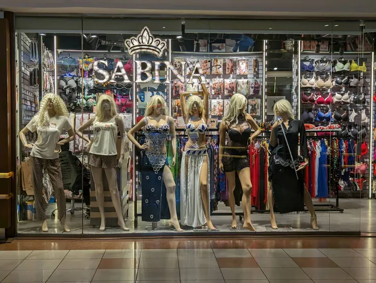 熱鬧商場內的性感內睡衣商店