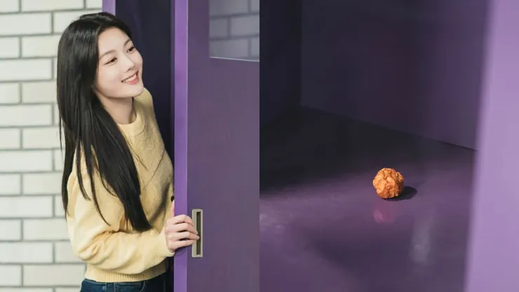 敏兒(金裕貞)進入機器後變成了炸雞塊,圖片來源:Netflix