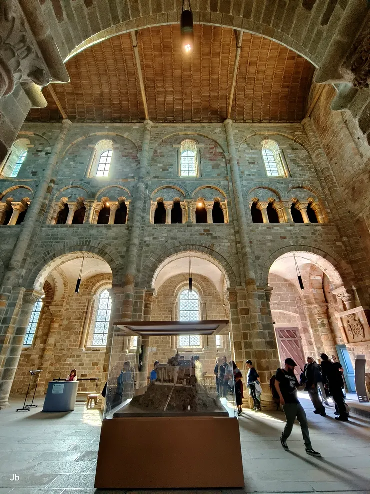 【教堂內部，下方玻璃櫃內是聖米歇爾山的模型。】