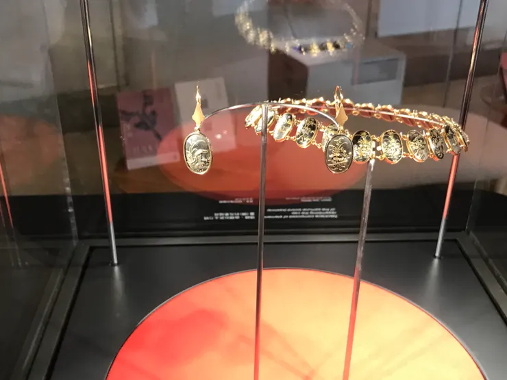 因為展品是在一個玻璃箱裏一前一後地擺放，所以有時照片有點亂。這幅是拍前方的耳環。