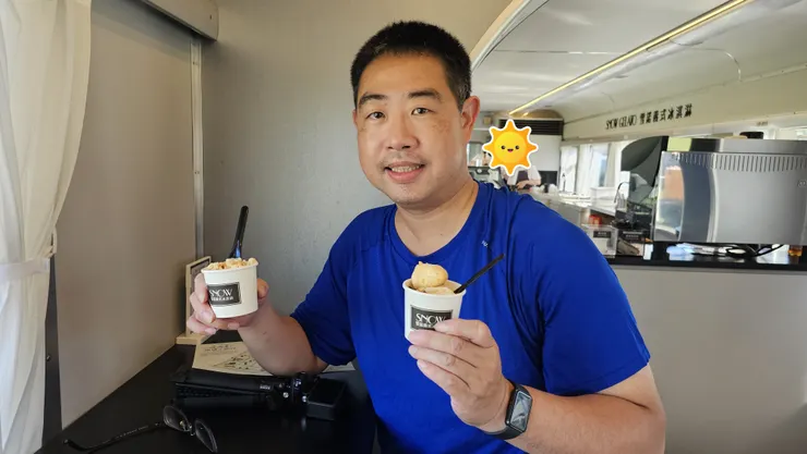 我坐在雪諾號車廂內的吧台座位!我後面是點餐結帳櫃檯!